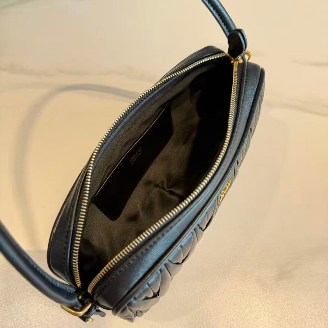 미우 미우 마테라쎄 나파 레더 파우치 블랙 5NE024 상품이미지7