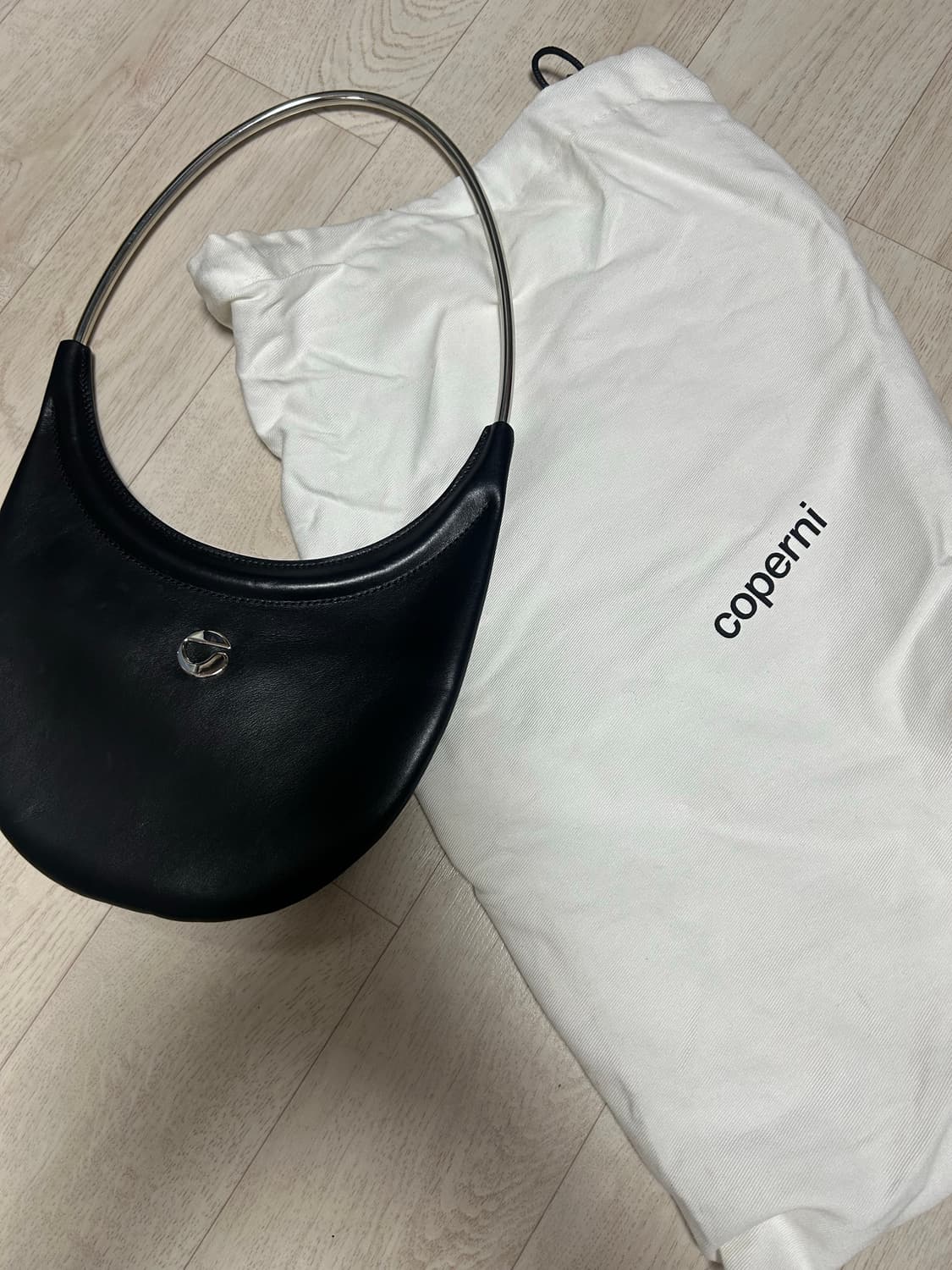 코페르니 링 스와이프 숄더백 블랙 상품이미지3