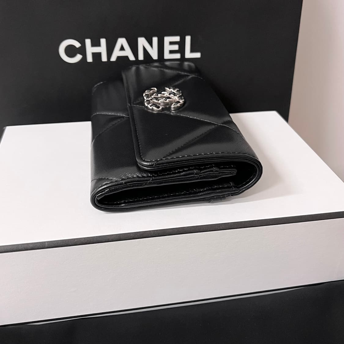 [새상품/풀박스] 샤넬 19램스킨 플랩 중지갑 실버 AP0953 상품이미지9