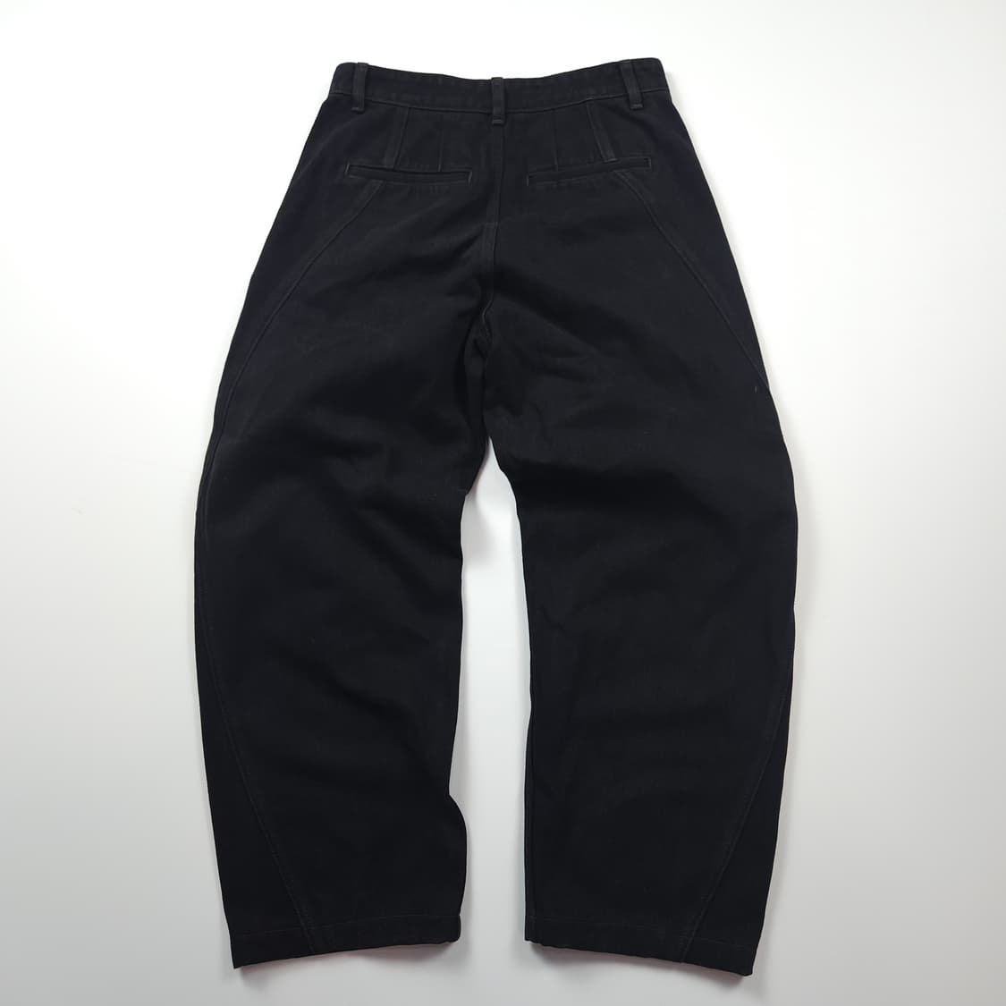 쿠어 핀턱 디테일 커브드 블랙 데님 팬츠 (S) 상품이미지2