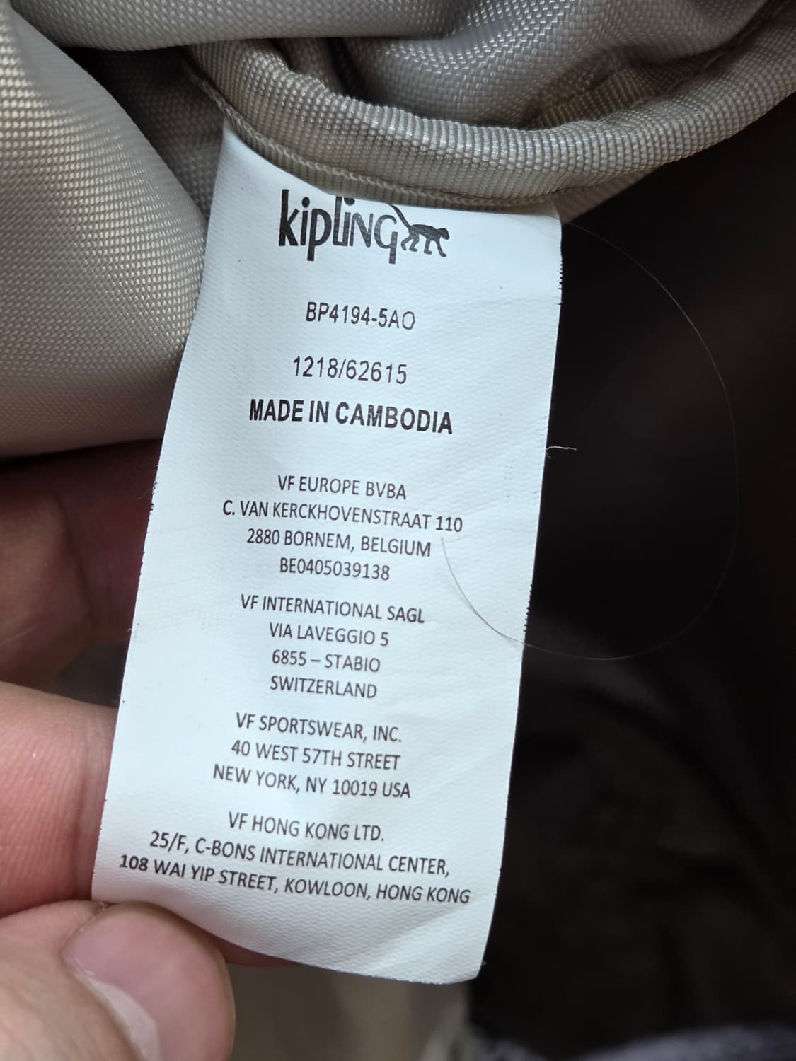 키플링 라벤더 색상 백팩입니다. 재질은 폴리아미드라서 가볍고 튼튼합니다. 상품이미지5