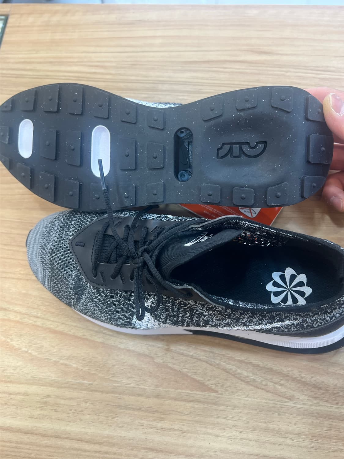 새제품 나이키 플라이니트 블랙/화이트 운동화 상품이미지4