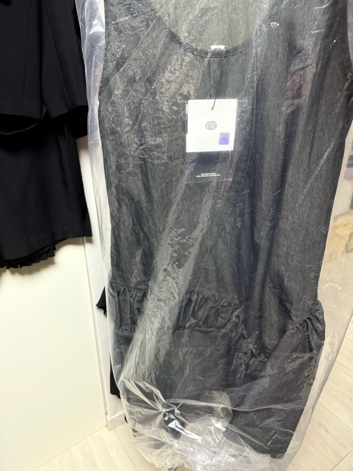 에토스 언발란스 슬리브리스 드레스 딥차콜 상품이미지5