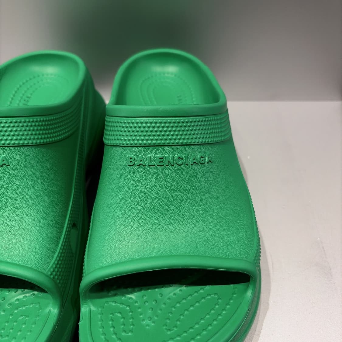 (정품/새상품) 발렌시아가 x 크록스 풀 슬라이드 샌들 그린 여성 상품이미지3
