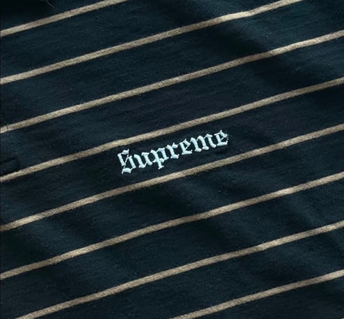 슈프림 x 멜빈스 스트라이프 숏슬리브 폴로 블랙 - 24SS 상품이미지3