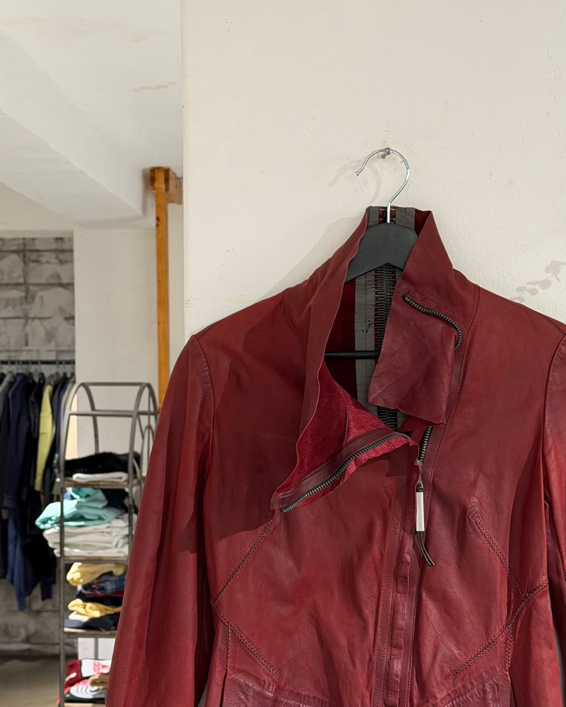 아이작 세럼 레드 하이넥 백지퍼 카우하이드 자켓 상품이미지3