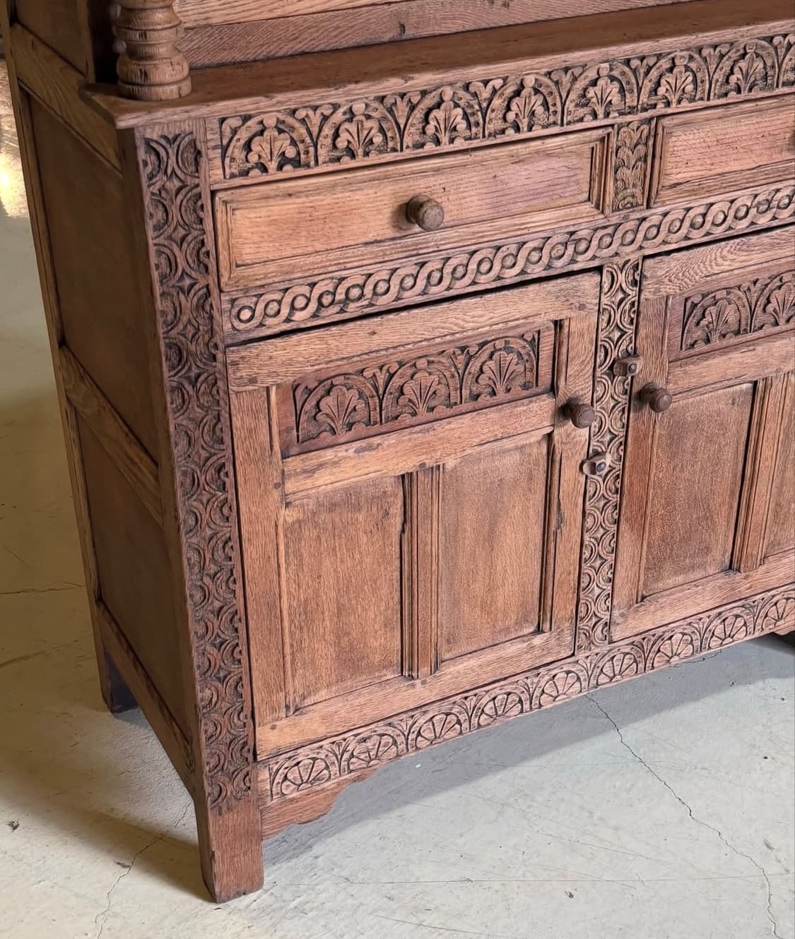 빈티지가구 앤틱가구 영국 오크 카빙 코트 컵보드 캐비넷 상품이미지8