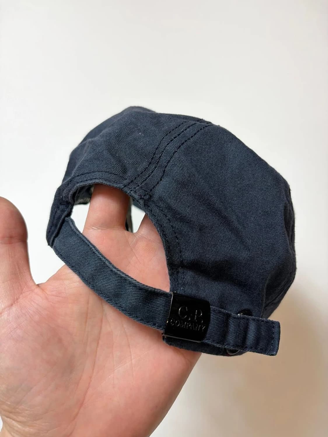 CP컴퍼니 피그먼트 자수 로고 볼캡 Q1548 상품이미지5