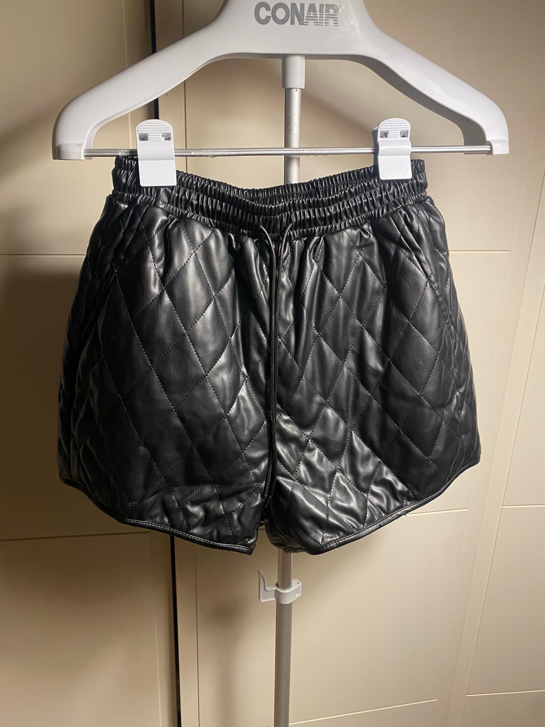 블랙 퀼팅 레더 반바지 상품이미지1