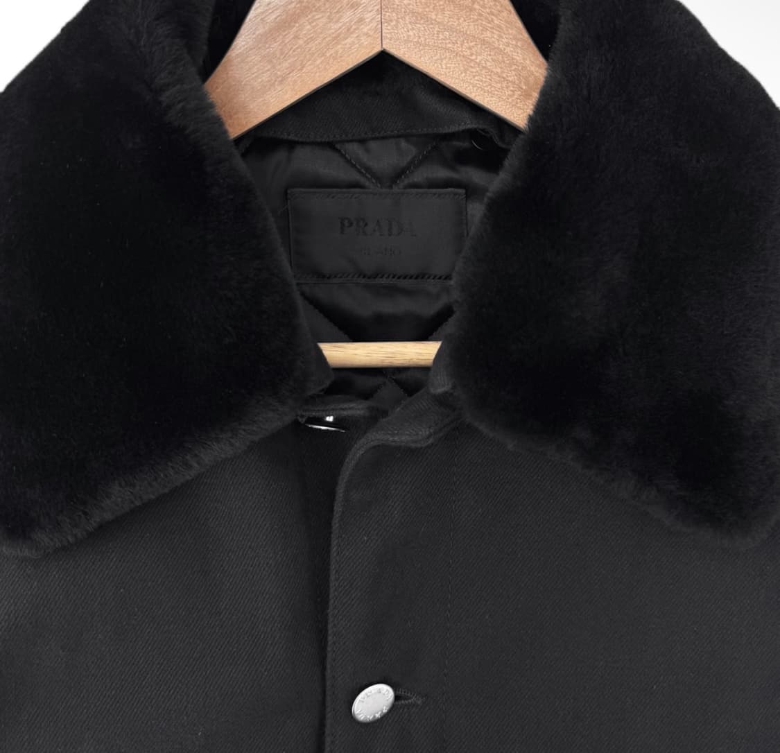 [L] 프라다 남성 삼각로고 불 데님 시어링 패디드 블루종 자켓 블랙 상품이미지8