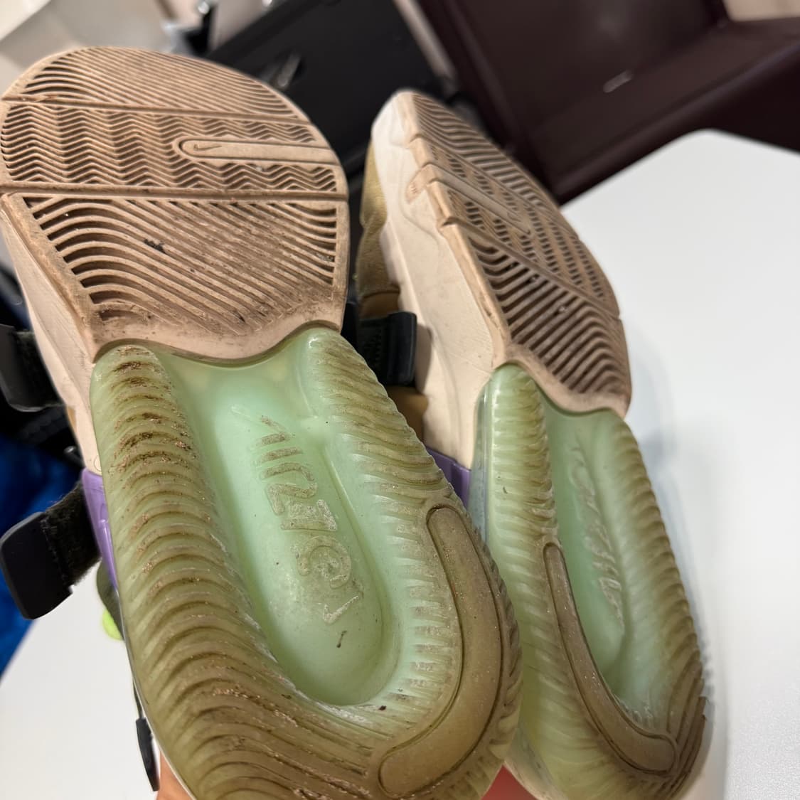 나이키 에어엣지270 파라슈트 AQ8764-200 판매합니다 상품이미지5