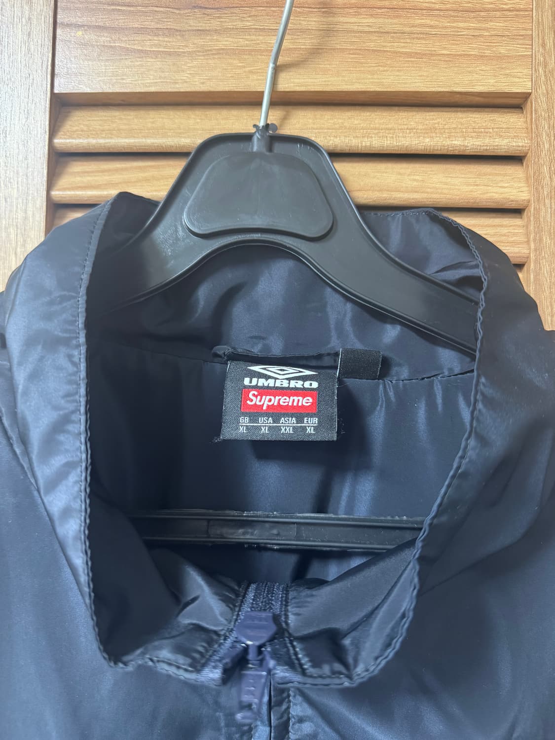 슈프림 x 엄브로 그라디언트 트랙 자켓 블랙 - 25FW 상품이미지3