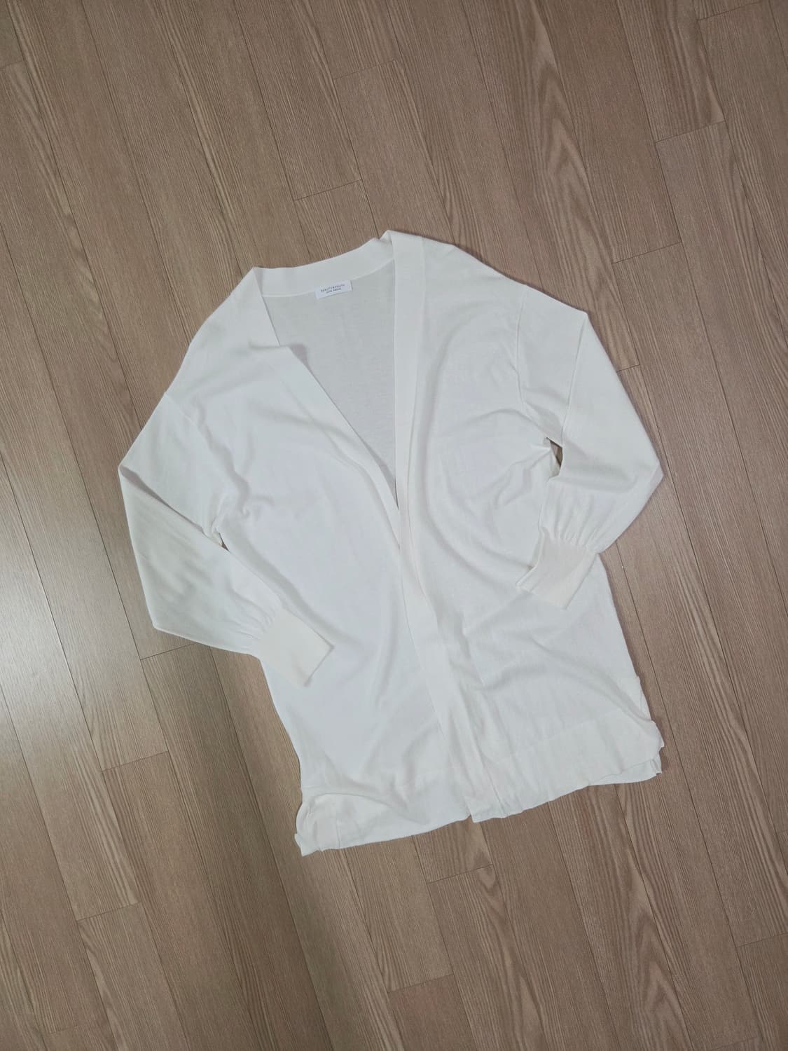 뷰티앤유스 화이트 버튼 리스 롱 카디건 상품이미지1