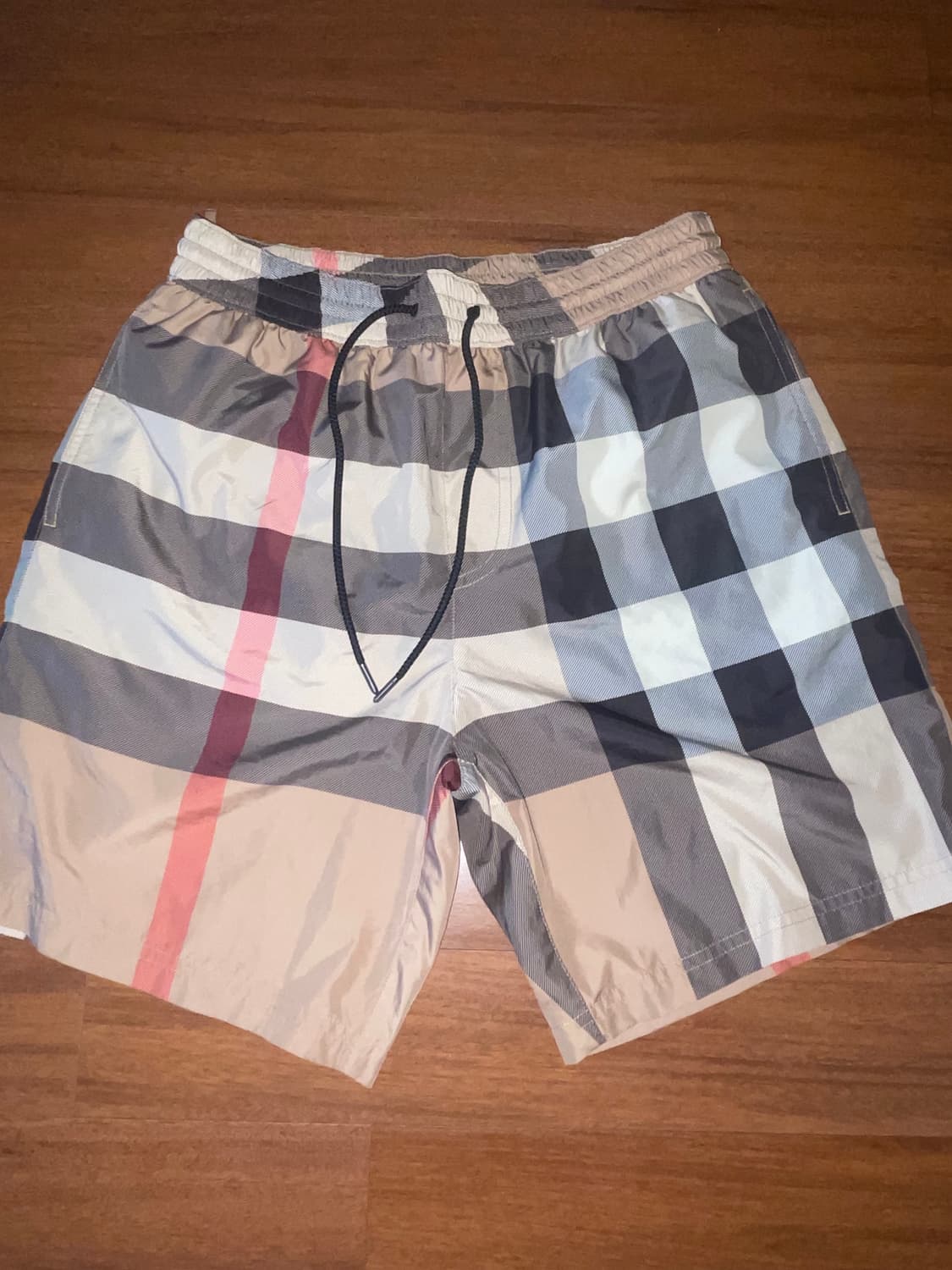 버버리 이그재저레이트 체크 드로우코드 스윔 쇼츠 아카이브 베이지 상품이미지2