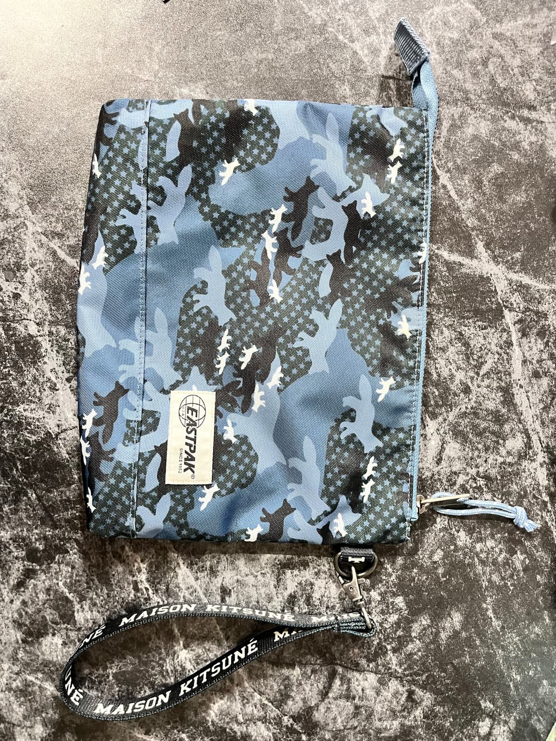 EASTPAK 메종키츠네 콜라보 클러치백 상품이미지1