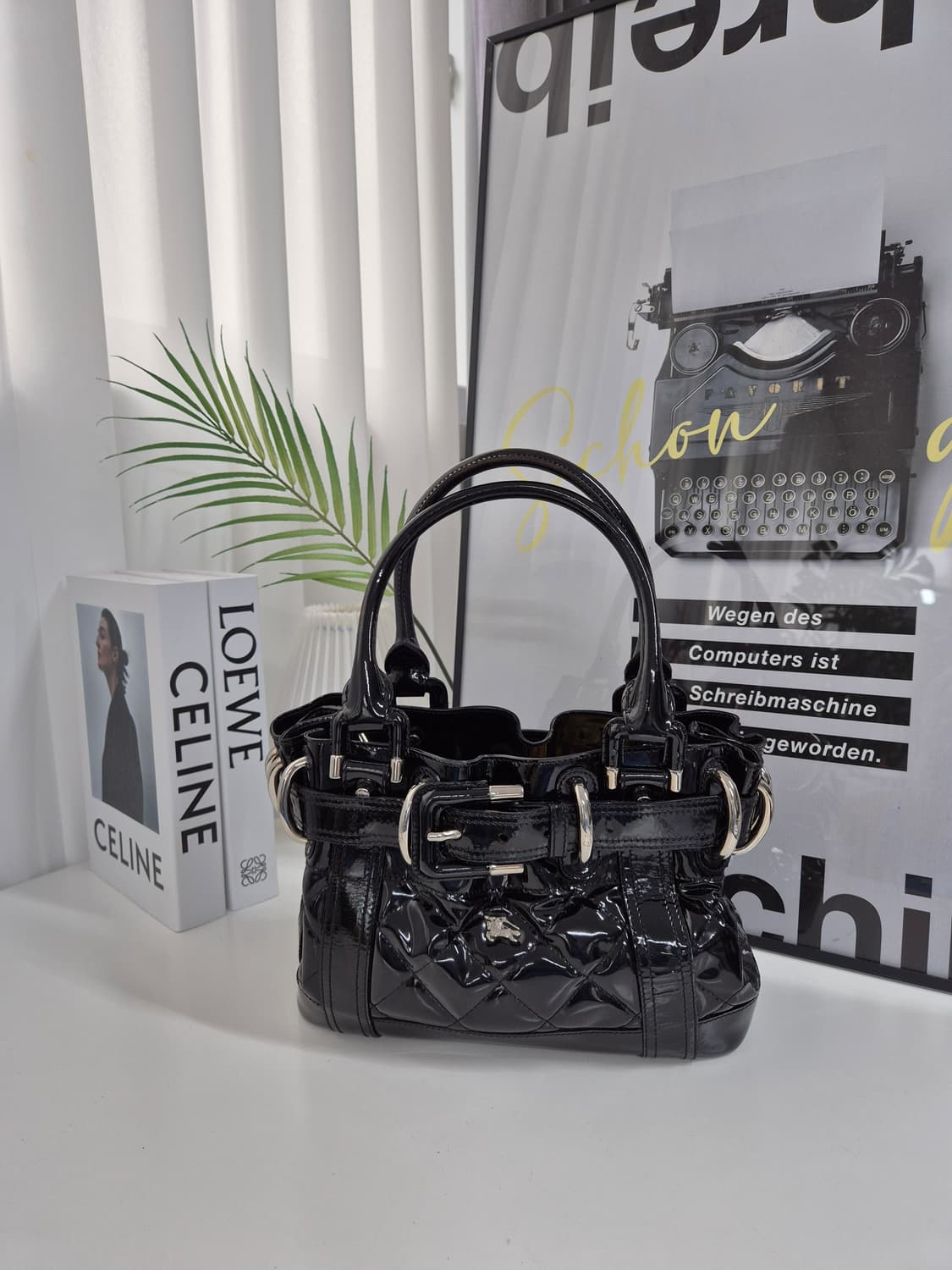 버버리 페이던트 토트백 상품이미지1