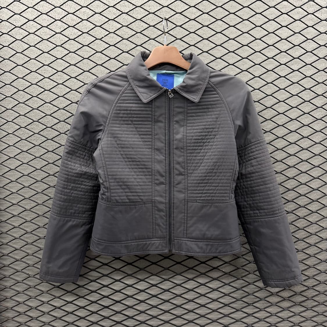 MCM 크롭 캐주얼 퀼티드 자켓 바이커패널 디테일 차콜 상품이미지2