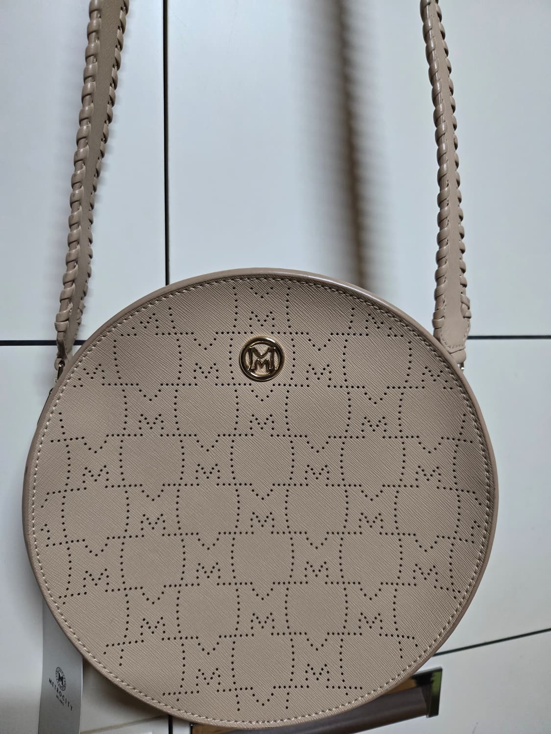 메트로시티 베이지 탬버린 크로스백(택달린새상품) 상품이미지2