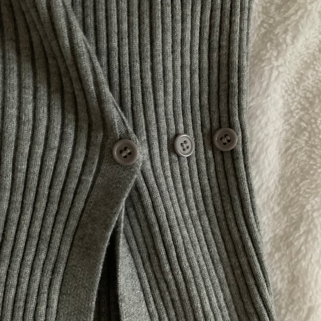 반폴라 옆트임 버튼조절 골지 슬림 니트 상품이미지9