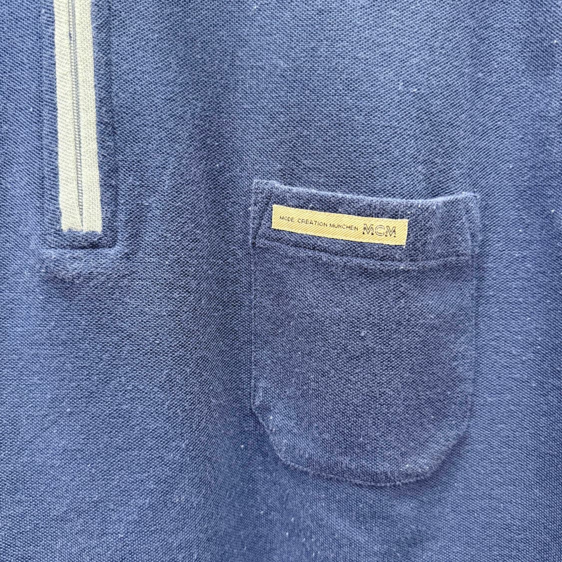 MCM 하프집업 피케 반팔 티셔츠 로고 포켓 디테일 네이비 상품이미지6