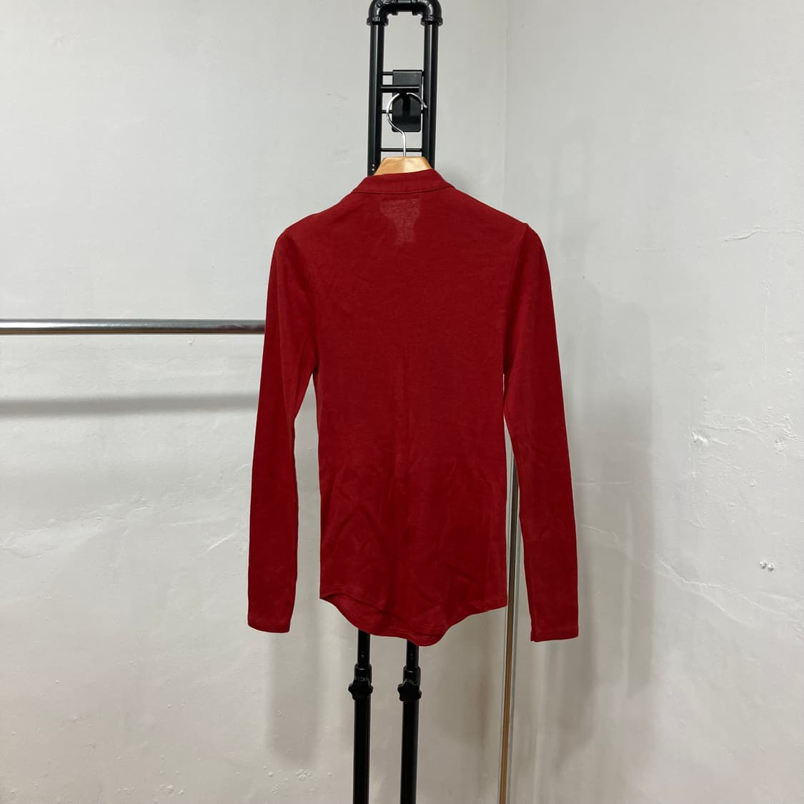 발망(Balmain) 시그니처 골드 버튼 헨리넥 롱 슬리브 티셔츠 상품이미지3