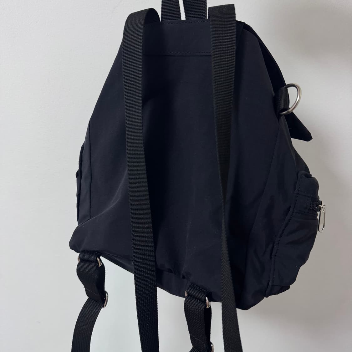 론론 RIBBON POINTED MINI BACKPACK BLACK 상품이미지2