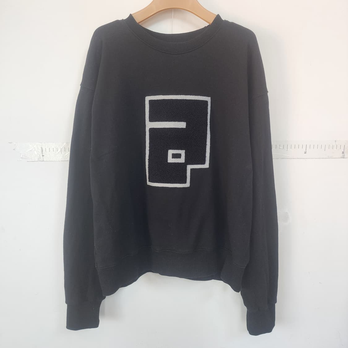 아루마루 블랙 레터링 맨투맨 상품이미지1