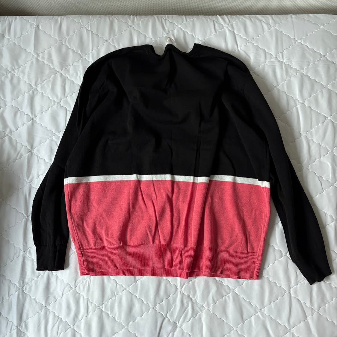 Chancechance - Black And Pink V-Neck 상품이미지2