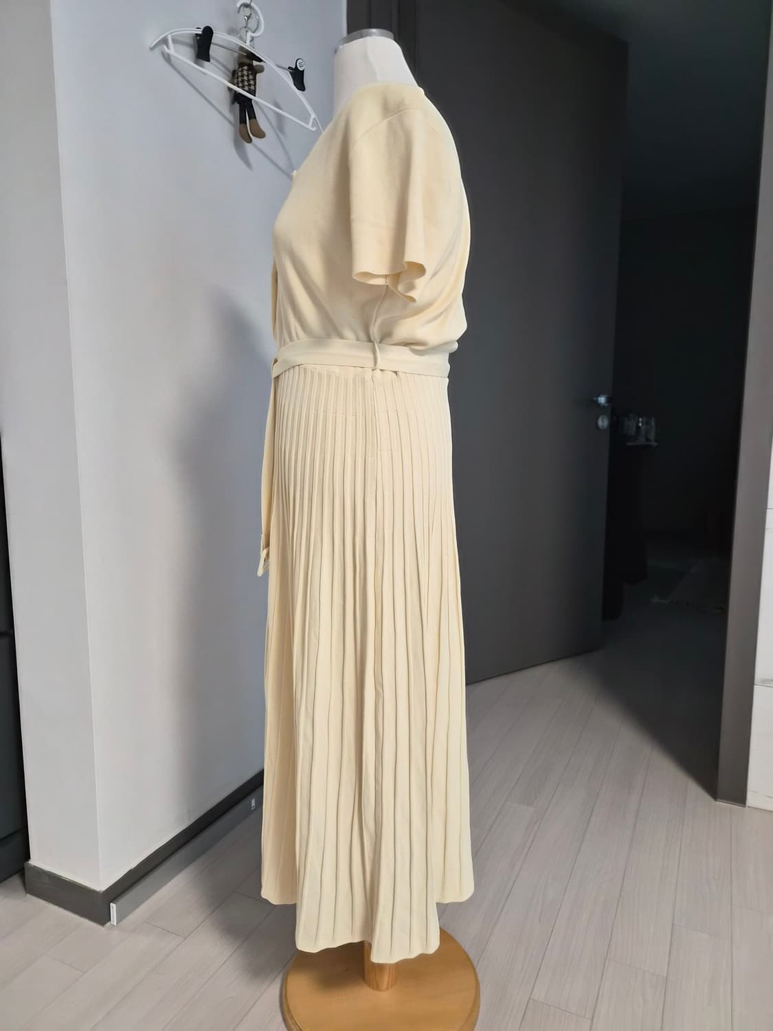 새상품 레몬 베이지 플리츠 니트 원피스 (벨트 포함) 상품이미지3