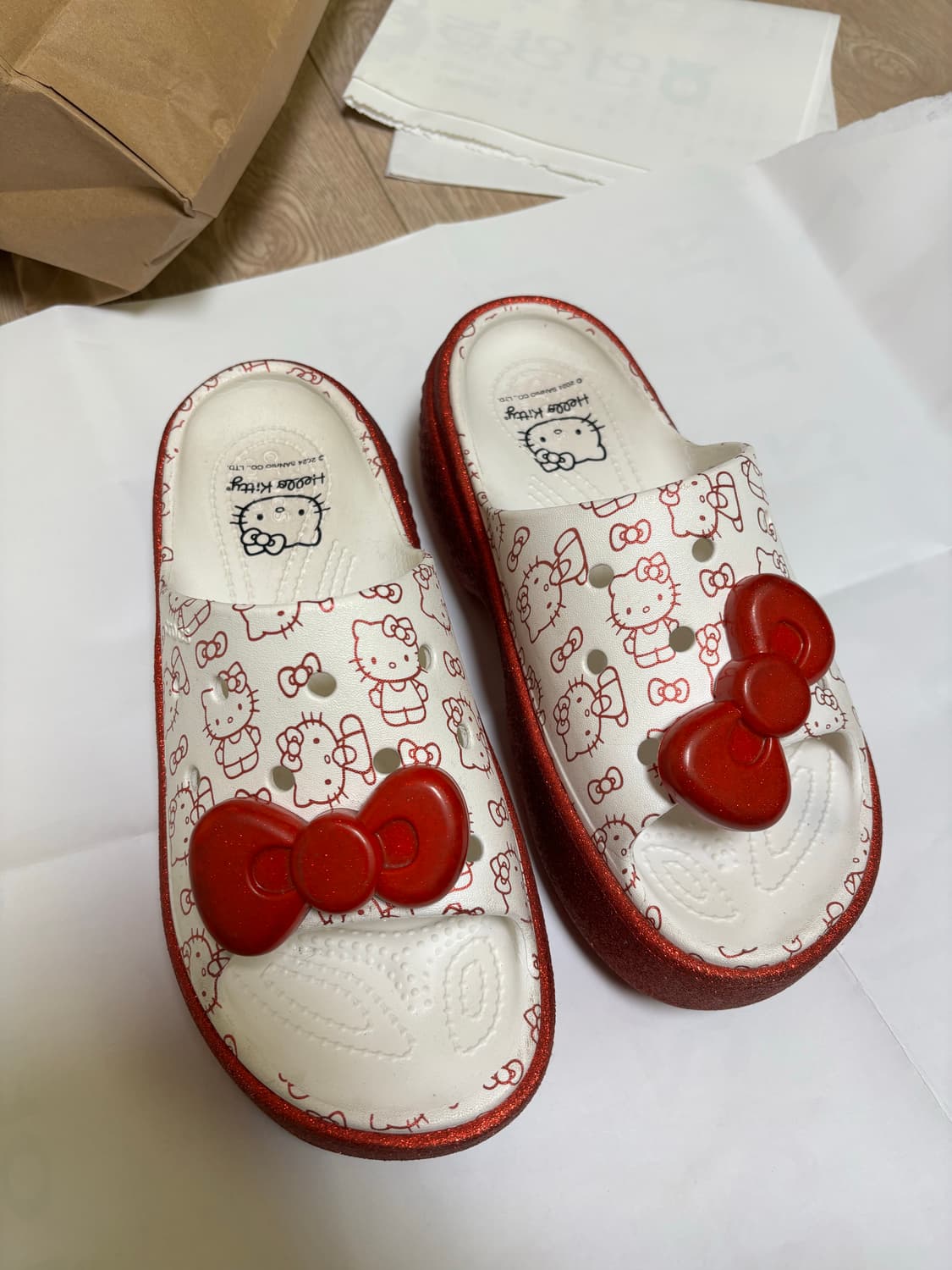 크록스 x 헬로 키티 스톰브 슬라이드 화이트 레드 상품이미지3
