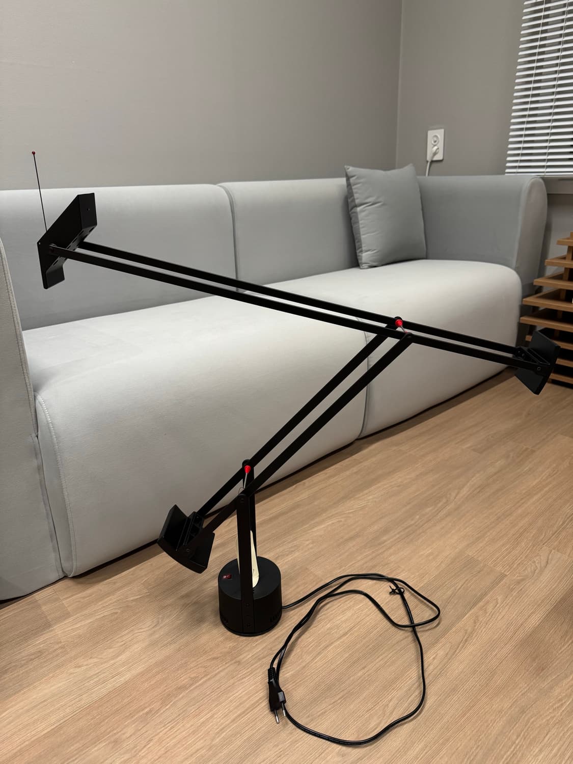 아르떼미데 티지오 50 단스탠드 테이블조명 블랙 상품이미지1