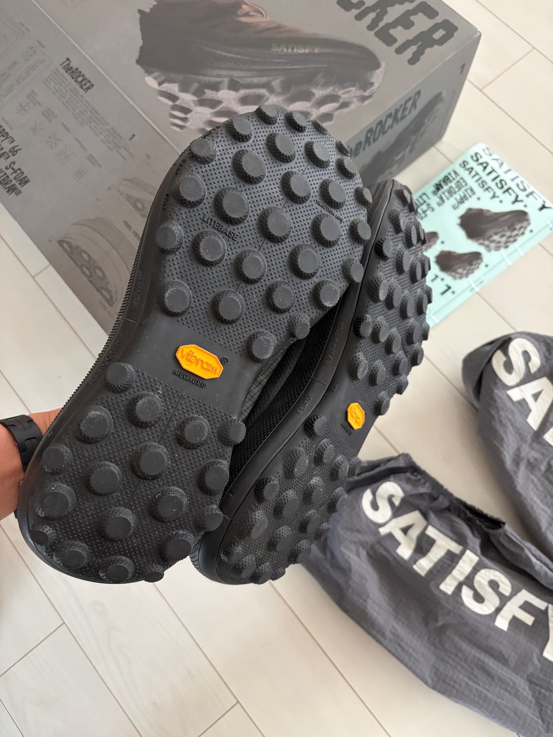 새티스파이 더 라커 쉐도우 사이즈는 US 9.5, 275mm 상품이미지2