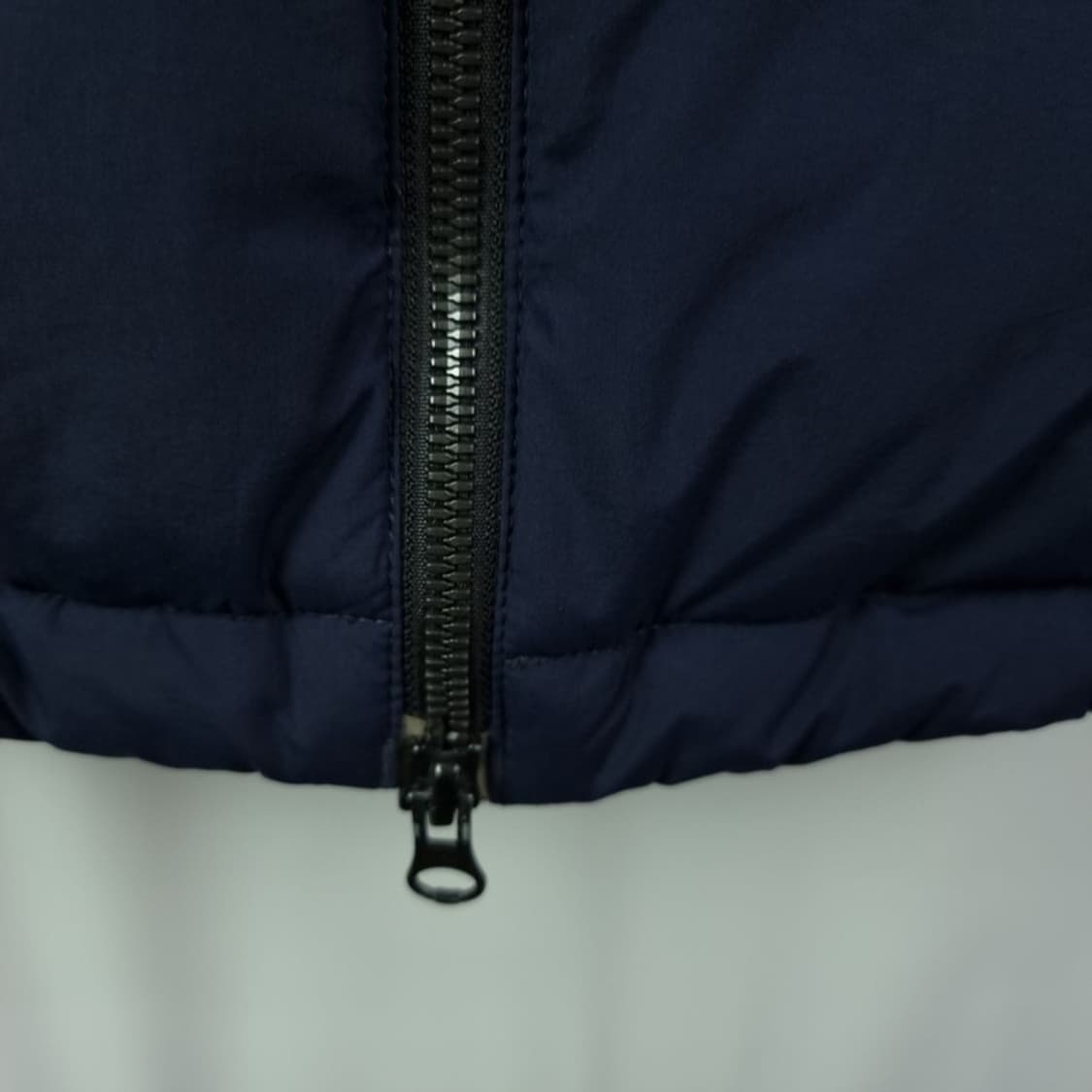 [노스페이스] 로고 자수 구스다운 롱 패딩 네이비 M18280 상품이미지7