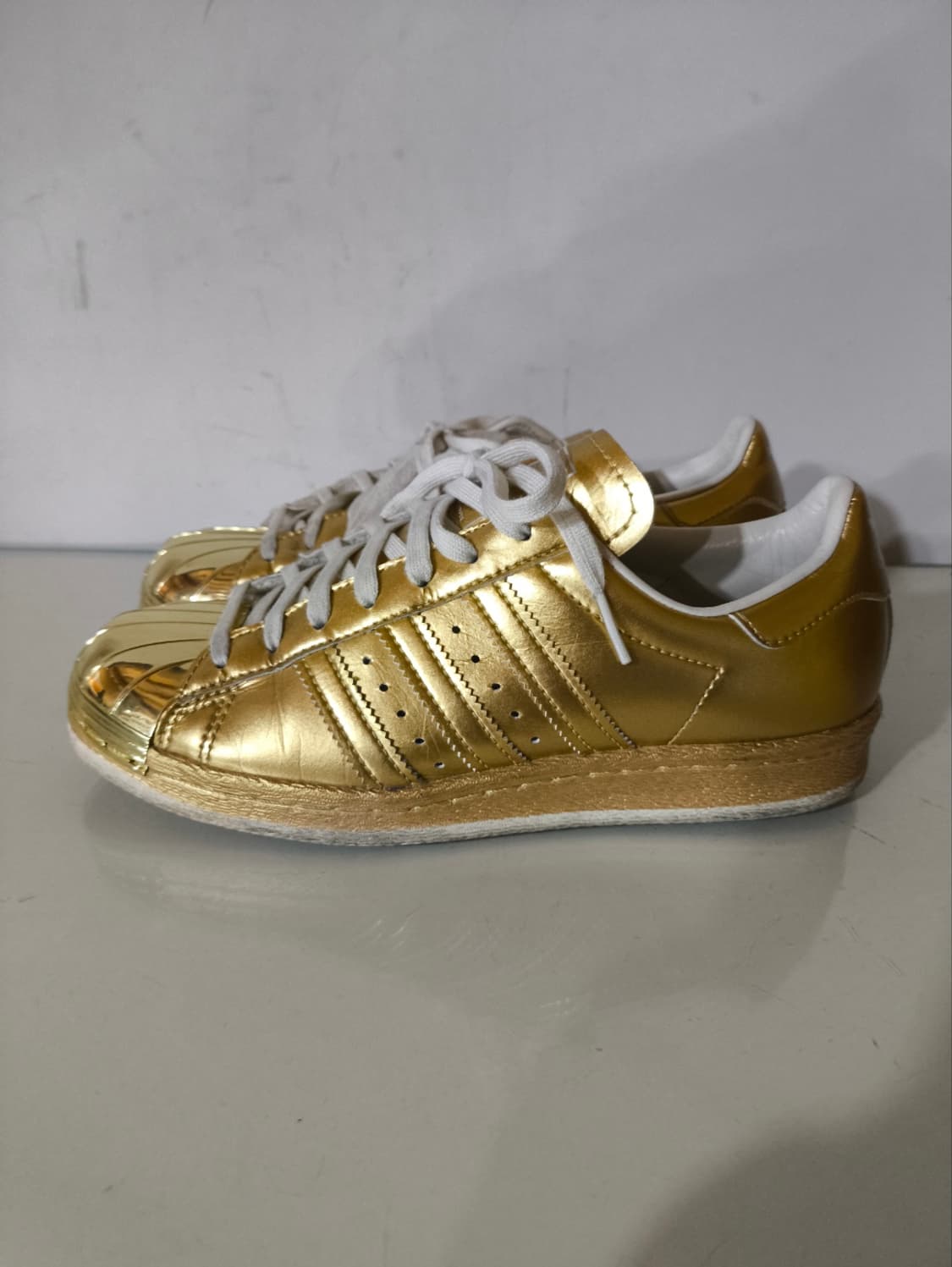 220mm 아디다스 슈퍼스타 80s 메탈릭 골드 스니커즈  상품이미지2
