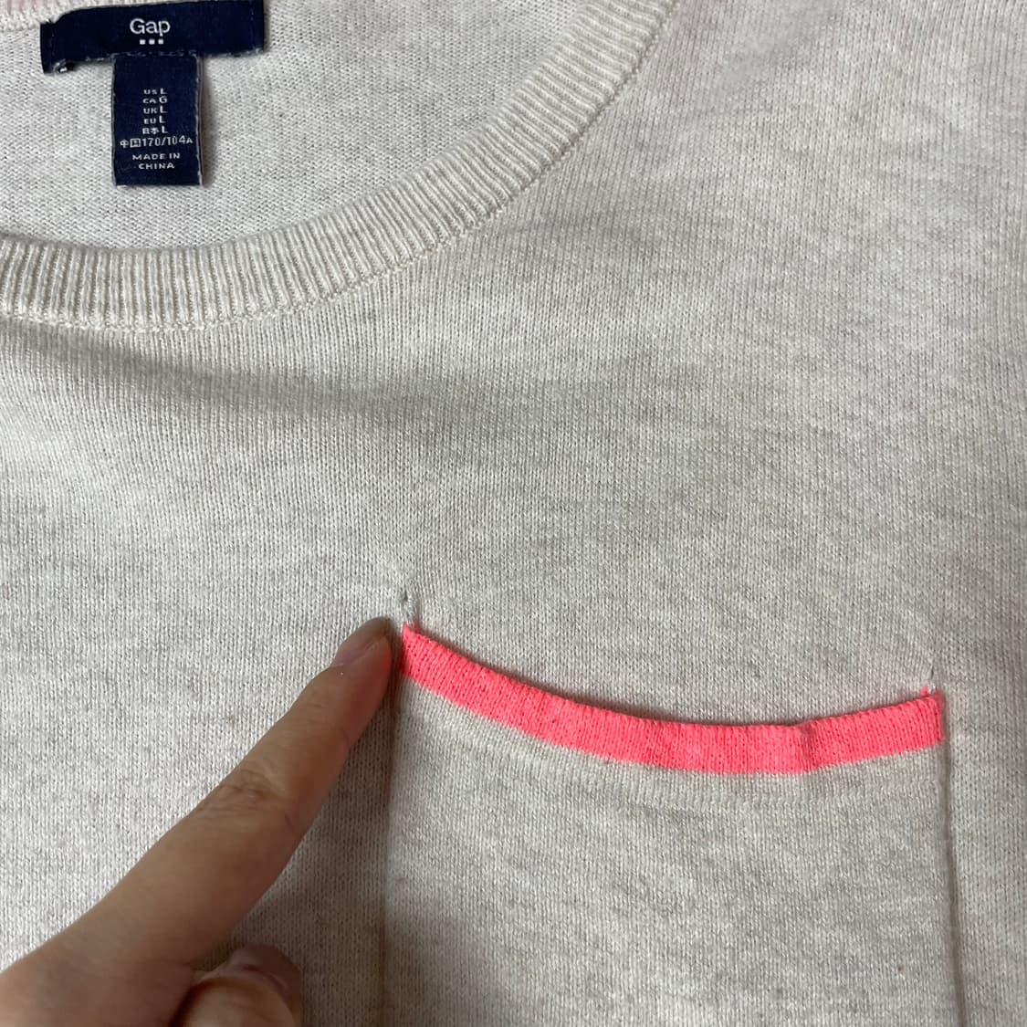 갭 아이보리 포인트 형광핑크 원포켓 긴팔 니트 L 상품이미지5