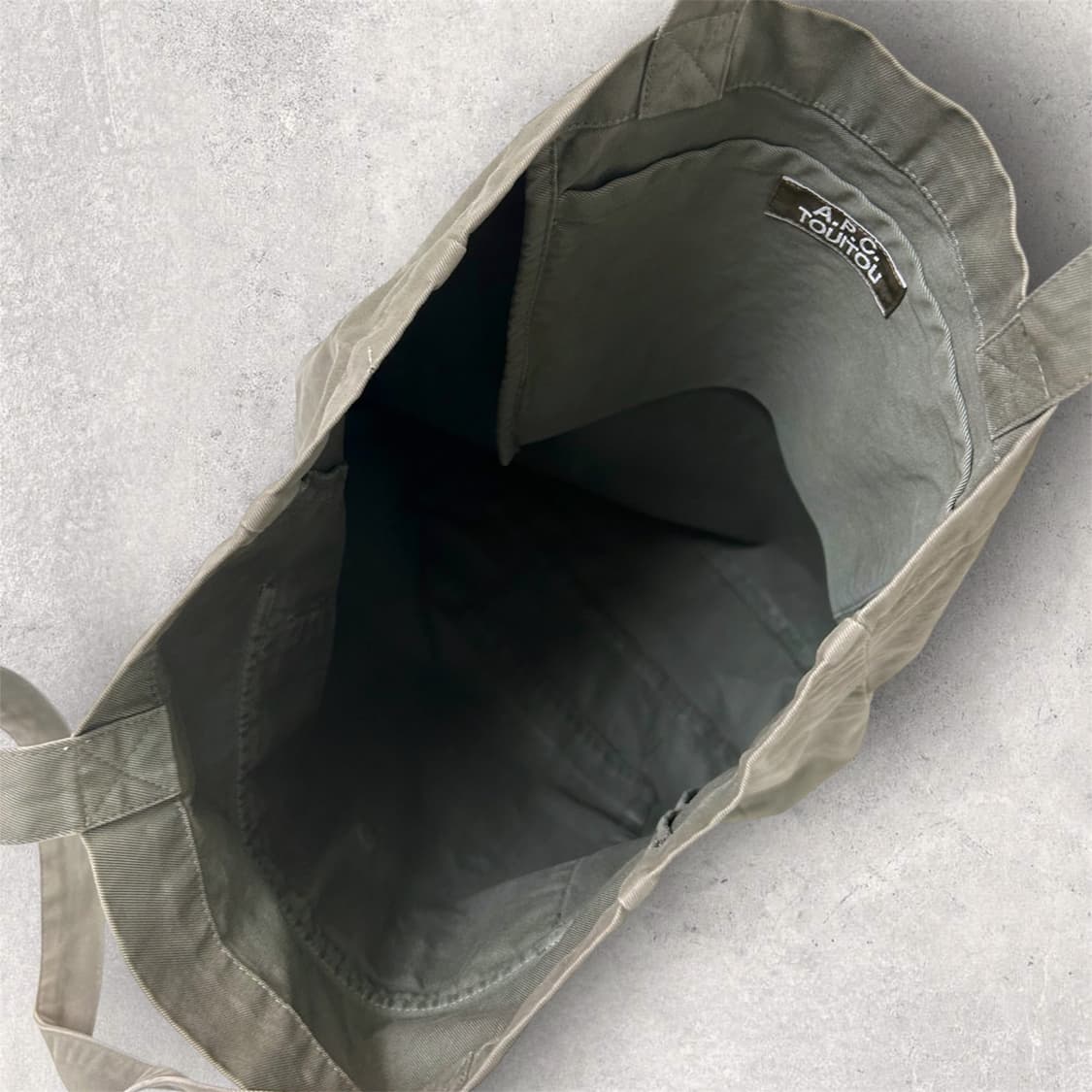 A.P.C 35주년 기념 리스펙트 토트백 카키 (B310) 상품이미지3