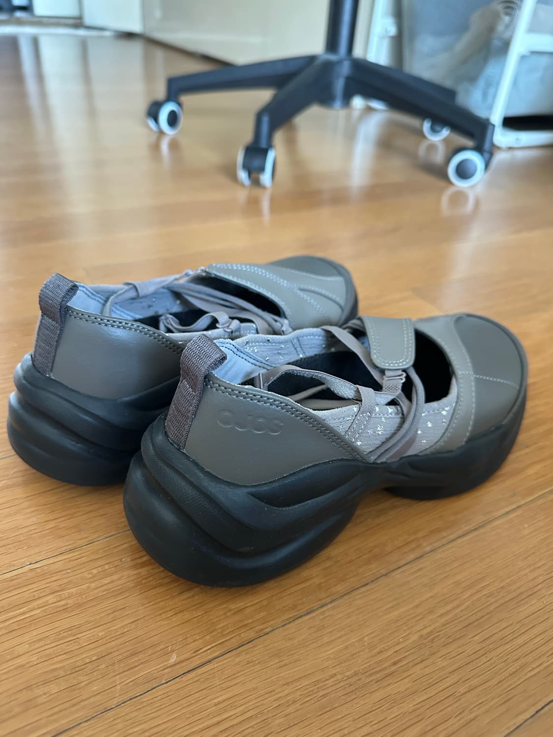 Ojos 스트랩 토 스니커즈 스톤 브라운 상품이미지4