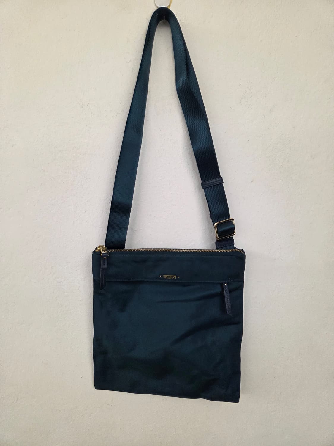 투미 짙은 녹색 크로스백 상품이미지1