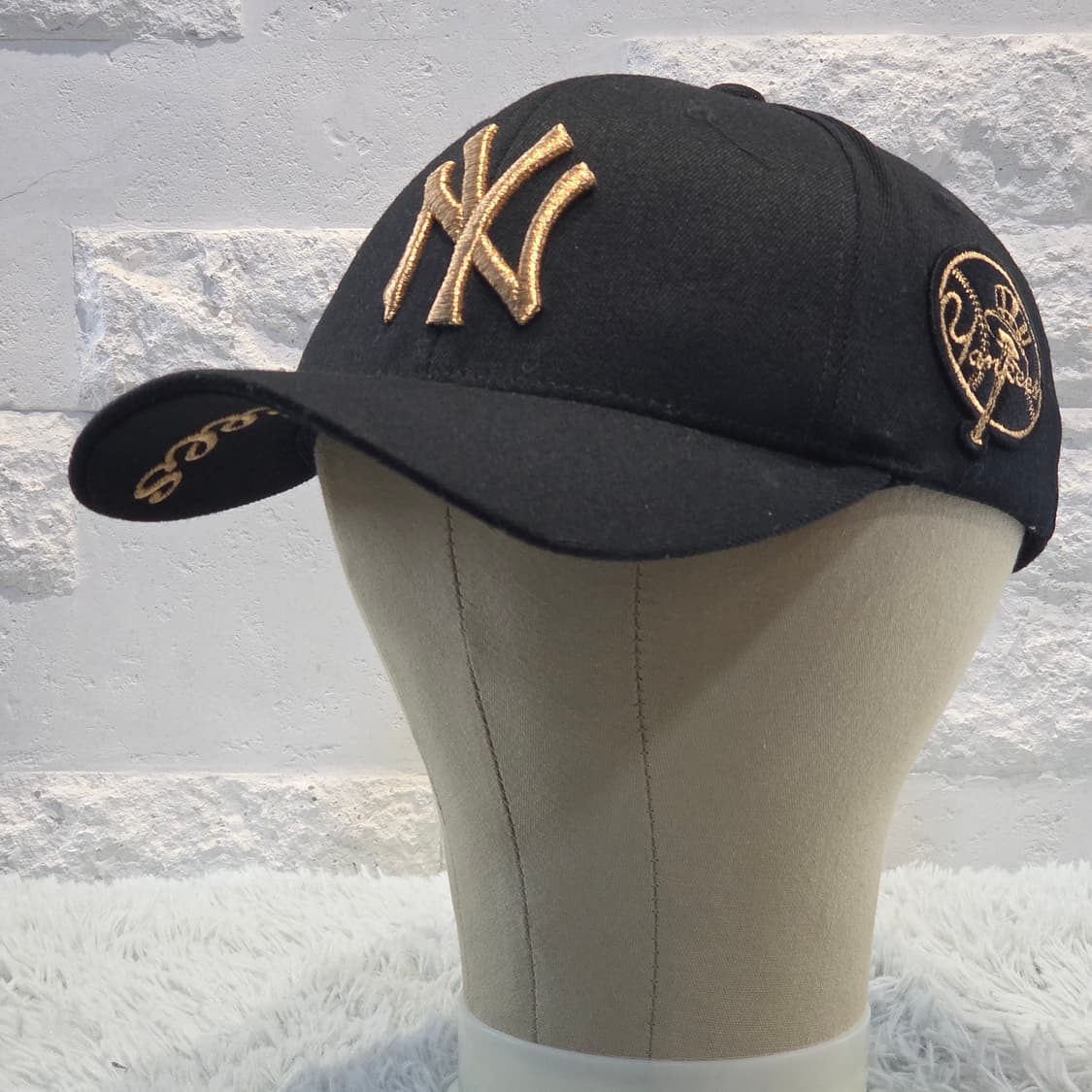 p3-1:MLB 뉴욕 양키스 블랙 골드 볼캡(54-55) 상품이미지3