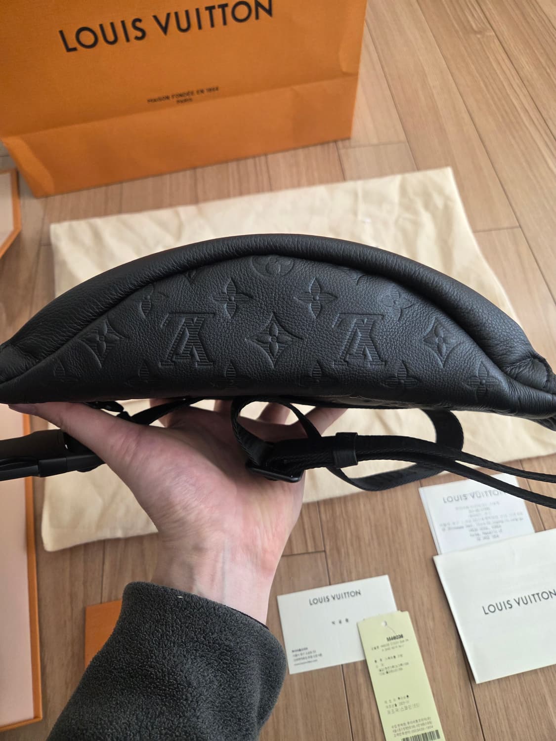 루이비통 디스커버리 레더 범백 섀도우 블랙 m46036 상품이미지3