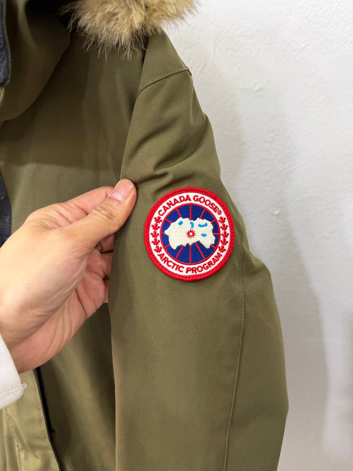 정품) 캐나다구스 여성 올리브색 퍼 후드 패딩 M 상품이미지3