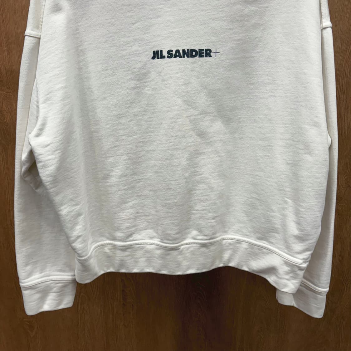 질샌더 크루넥 코튼 긴팔 맨투맨 솔리드 미니멀 로고 프린팅 디테일 화이트 상품이미지5