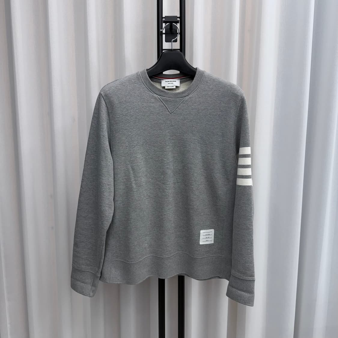 [5] 톰브라운 사선완장 맨투맨 그레이 상품이미지1