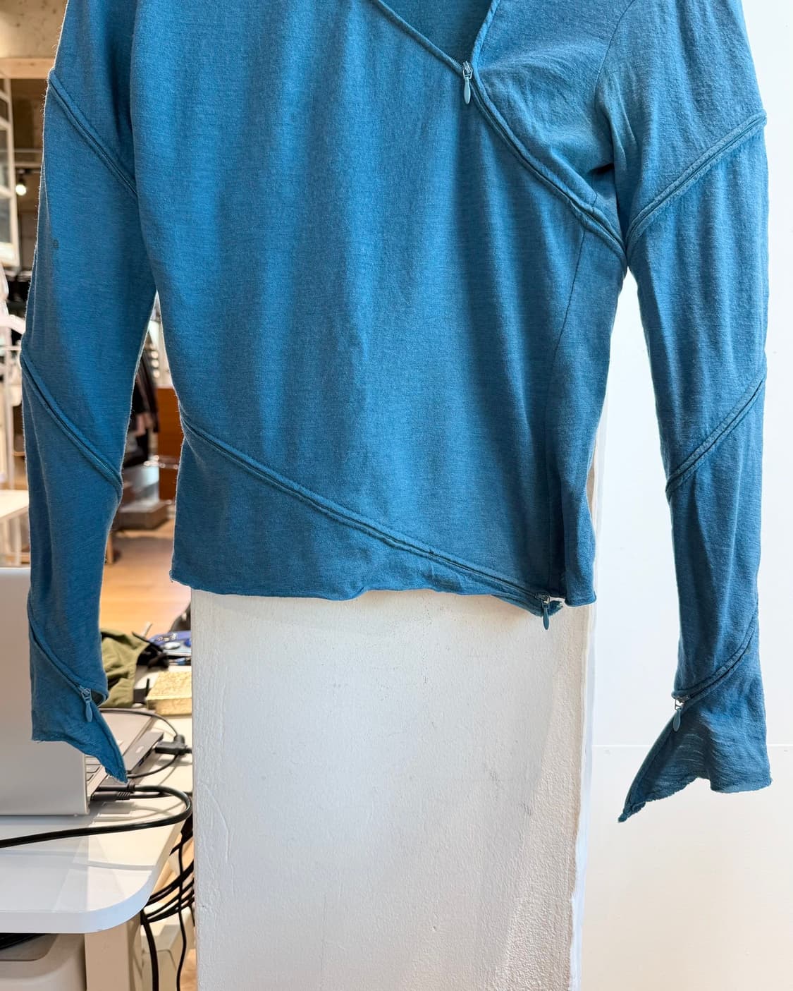 비비안 웨스트우드 블루 컷아웃 지퍼 롱슬리브  상품이미지6