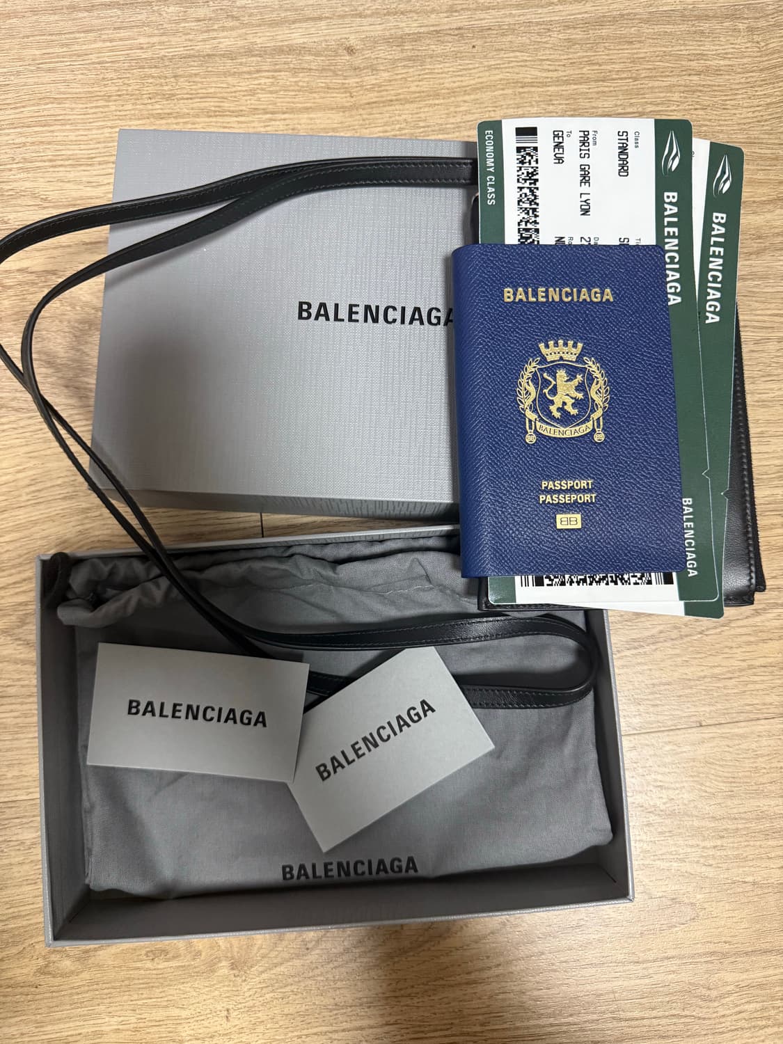 발렌시아가 패스포트 지갑 상품이미지1