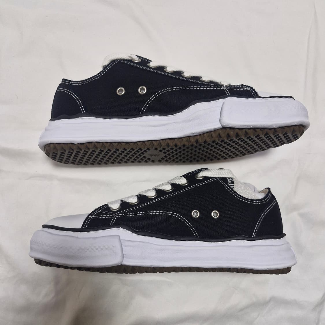 메종 미하라 야스히로 피터슨 OG 솔 캔버스 로우 스니커즈 블랙 상품이미지6