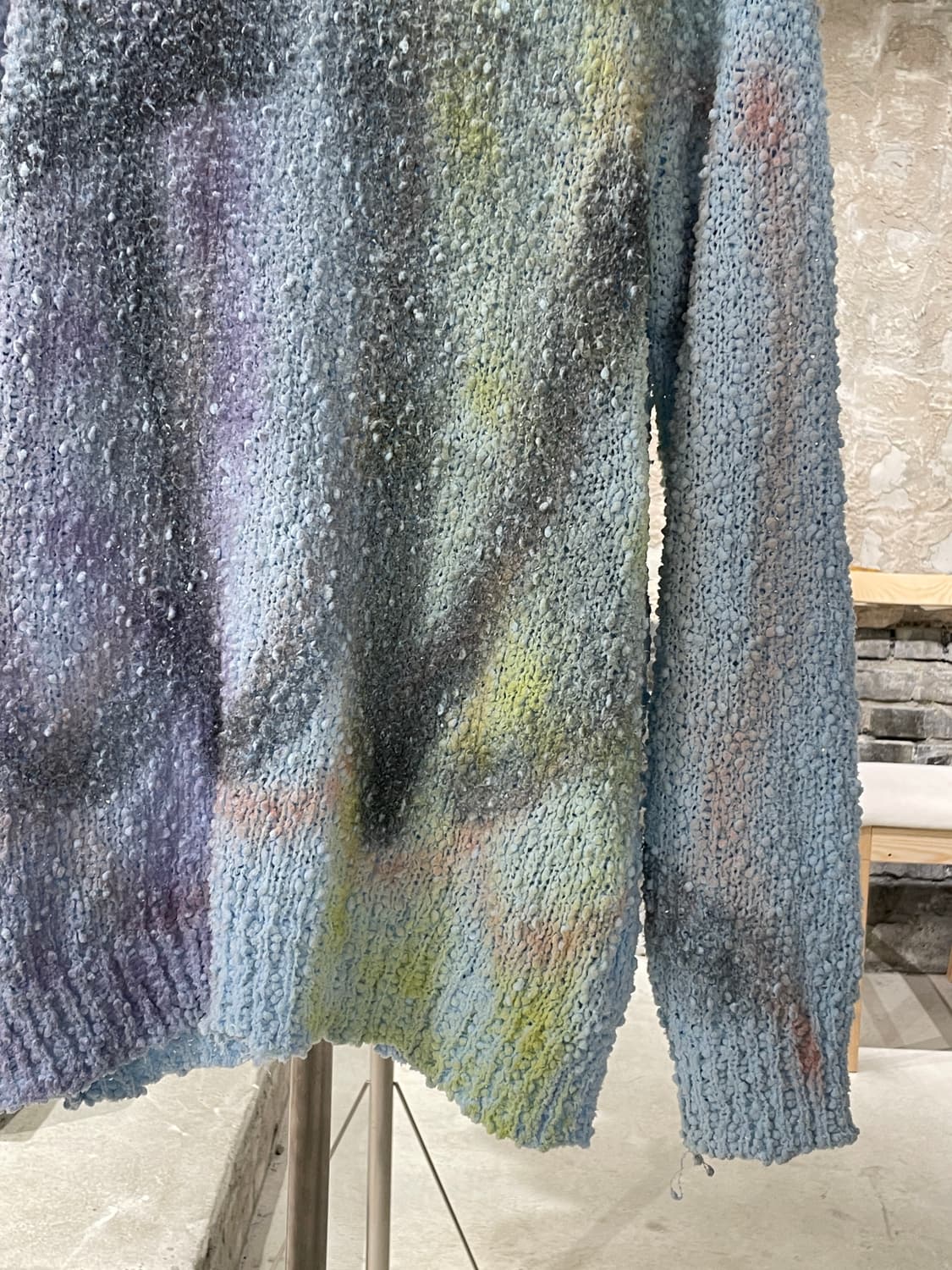 더 뮤지엄 비지터 스카이블루 스프레이 부클 니트 상품이미지5