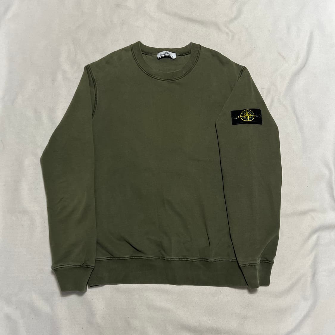 XL 스톤아일랜드 와펜 패치 카키 맨투맨 상품이미지2