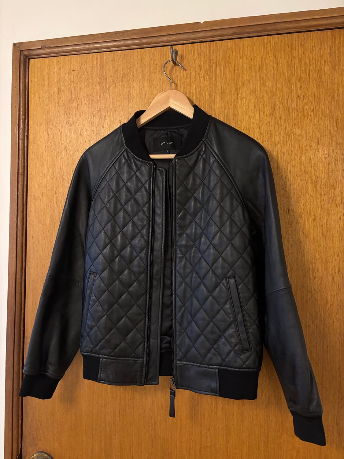 온앤온 블랙 퀼팅 가죽 봄버 자켓 상품이미지2