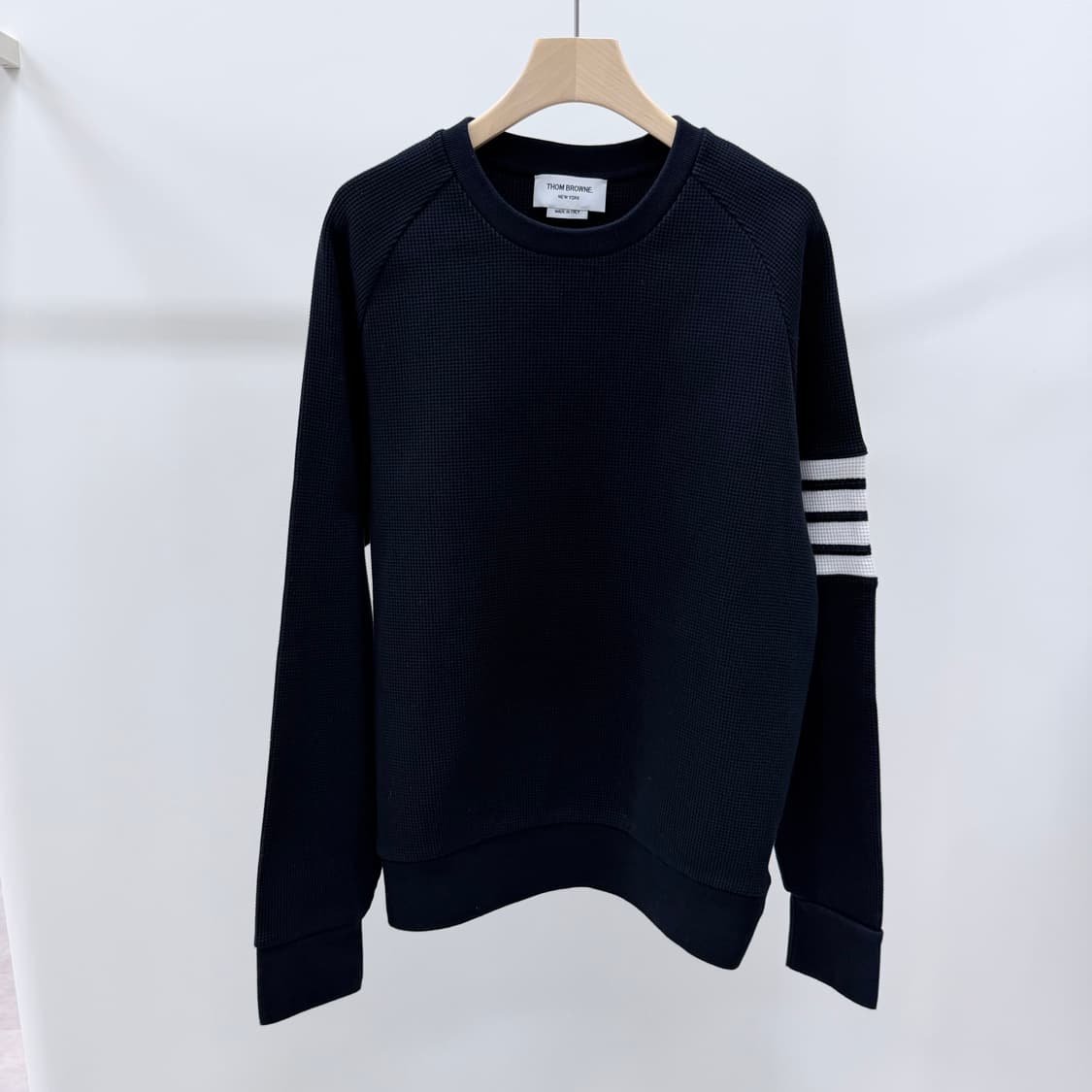 [S+급/5] 톰브라운 사선완장 와플 맨투맨 네이비 상품이미지1